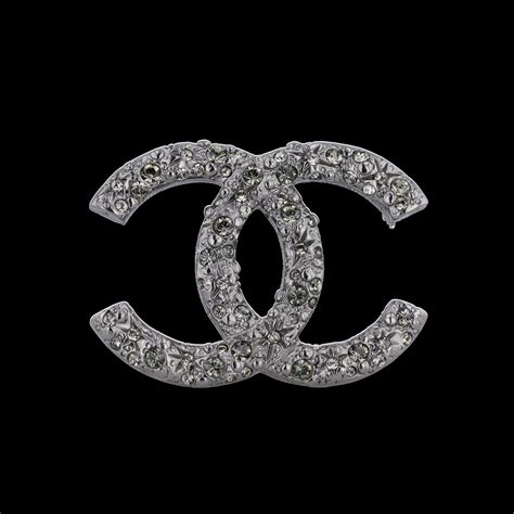 broche chanel sur veste|Chanel brooches jewelry.